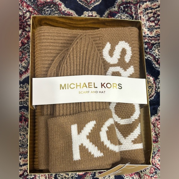 Brand New Authentic Michael Kors Hat & Scarf Set β Sealed in Box with Tag On - Picture 6 of 9